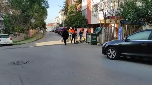 Maltepe'de temizlik görevlilerinin çöp toplama mesaileri sürüyor Maltepe'de temizlik görevlilerinin çöp toplama mesaileri sürüyor