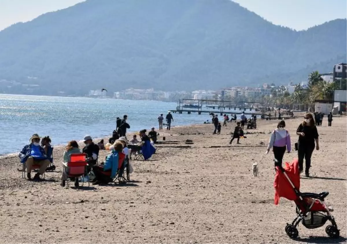 Marmaris'te güneşi gören sahile koştu