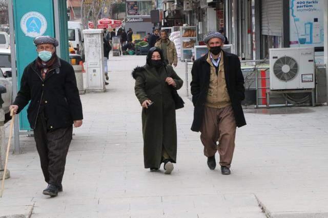 Normalleşmeye en yakın il Hakkari'de, vatandaşlar kabine toplantısından çıkacak kararı bekleniyor Normalleşmeye en yakın il Hakkari'de, vatandaşlar kabine toplantısından çıkacak kararı bekleniyor