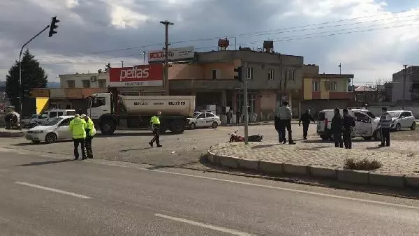Nurdağı'nda hafif ticari araç ile motosiklet çarpıştı: 1 ölü, 1 yaralı Nurdağı'nda hafif ticari araç ile motosiklet çarpıştı: 1 ölü, 1 yaralı