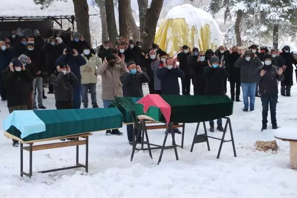 Silivri'de intihar eden kişi, öldürdüğü öz annesi ve üvey annesi ile Tokat'ta toprağa verildi Silivri'de intihar eden kişi, öldürdüğü öz annesi ve üvey annesi ile Tokat'ta toprağa verildi