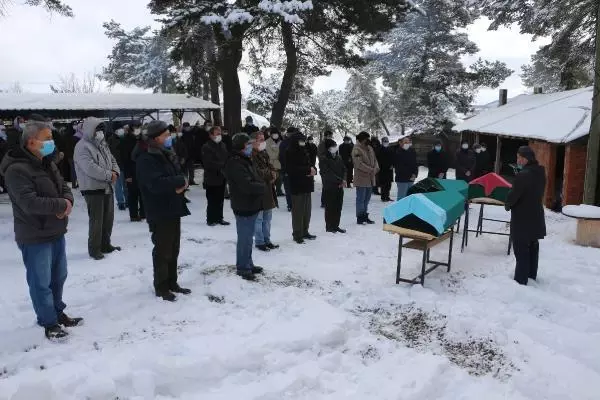 Silivri'de intihar eden kişi, öldürdüğü öz annesi ve üvey annesi ile Tokat'ta toprağa verildi Silivri'de intihar eden kişi, öldürdüğü öz annesi ve üvey annesi ile Tokat'ta toprağa verildi