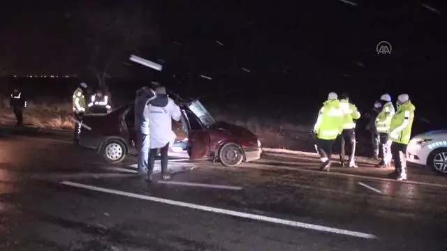 Otomobil kamyonete arkadan çarptı: 1 ölü, 1 yaralı Otomobil kamyonete arkadan çarptı: 1 ölü, 1 yaralı