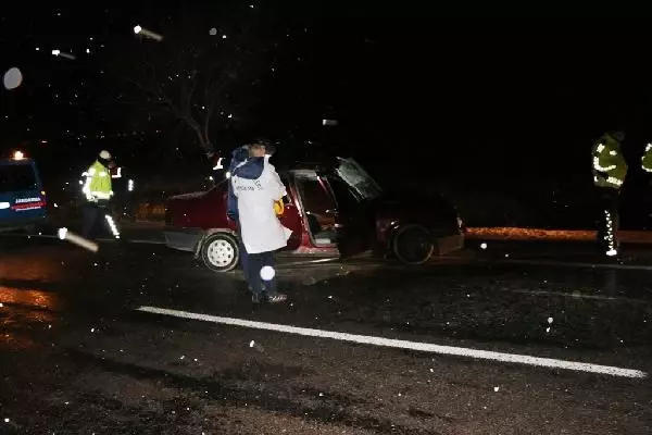 Otomobil, kamyonete arkadan çarptı: 1 ölü, 1 yaralı Otomobil, kamyonete arkadan çarptı: 1 ölü, 1 yaralı