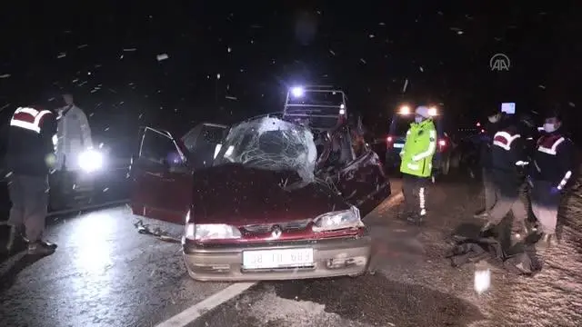 Otomobil kamyonete arkadan çarptı: 1 ölü, 1 yaralı Otomobil kamyonete arkadan çarptı: 1 ölü, 1 yaralı