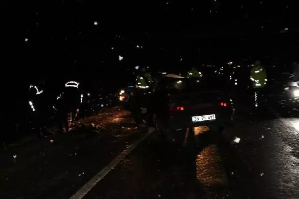 Otomobil, kamyonete arkadan çarptı: 1 ölü, 1 yaralı Otomobil, kamyonete arkadan çarptı: 1 ölü, 1 yaralı