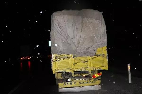 Otomobil, kamyonete arkadan çarptı: 1 ölü, 1 yaralı Otomobil, kamyonete arkadan çarptı: 1 ölü, 1 yaralı