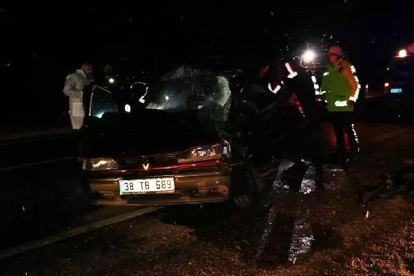 Otomobil, kamyonete arkadan çarptı: 1 ölü, 1 yaralı Otomobil, kamyonete arkadan çarptı: 1 ölü, 1 yaralı