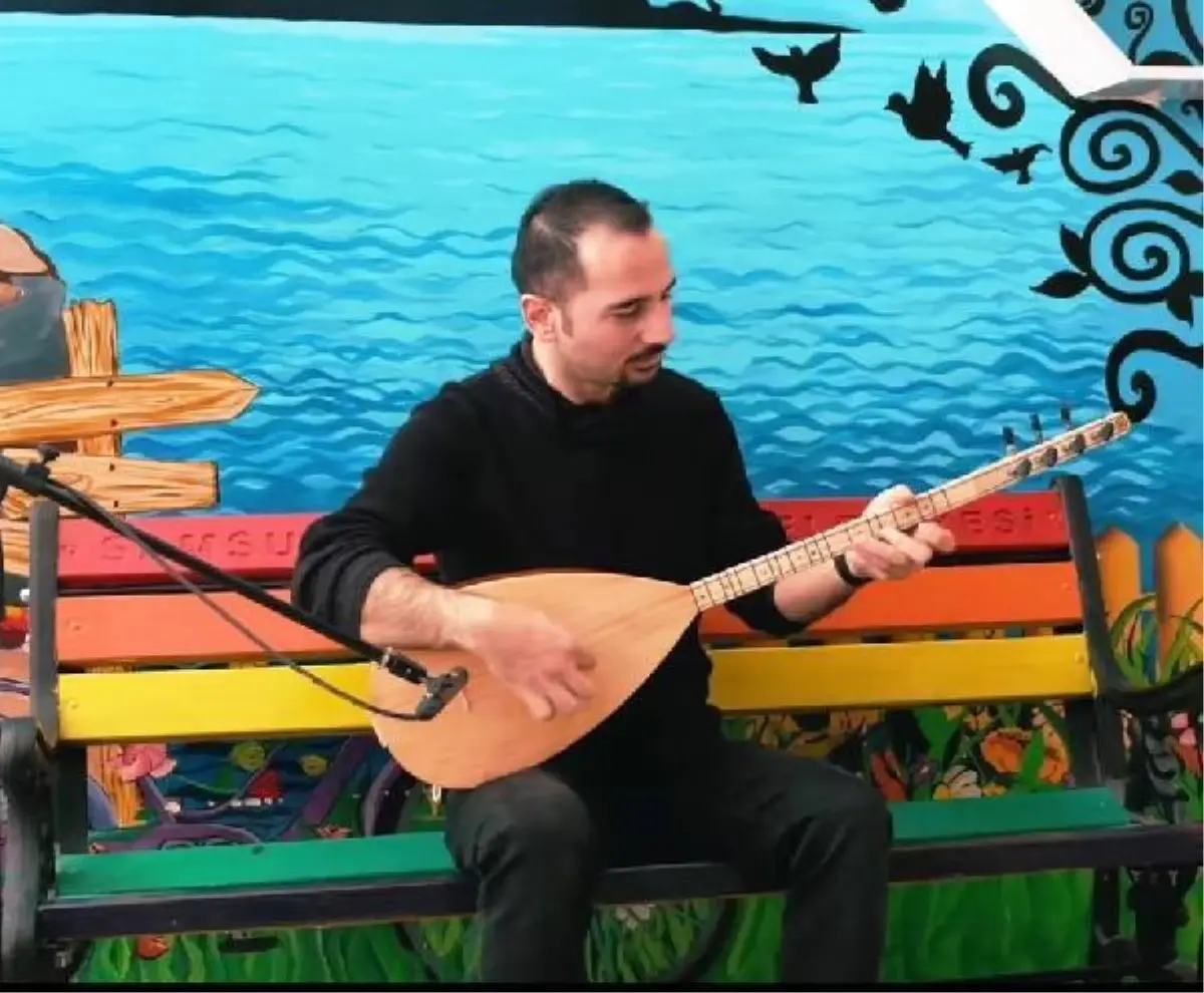 Samsun'da 16 öğretmen, öğrenciler için türkü söyledi