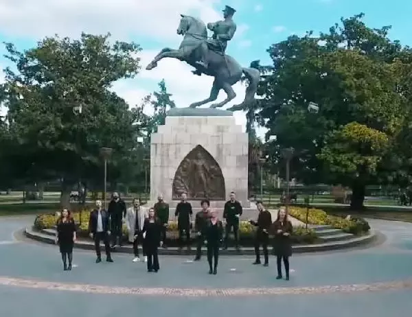 Samsun'da 16 öğretmen, öğrenciler için türkü söyledi Samsun'da 16 öğretmen, öğrenciler için türkü söyledi