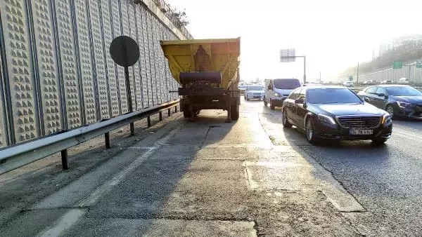 Sarıyer TEM yan yolda bırakılan dorse, trafikte yoğunluğa neden oluyor Sarıyer TEM yan yolda bırakılan dorse, trafikte yoğunluğa neden oluyor