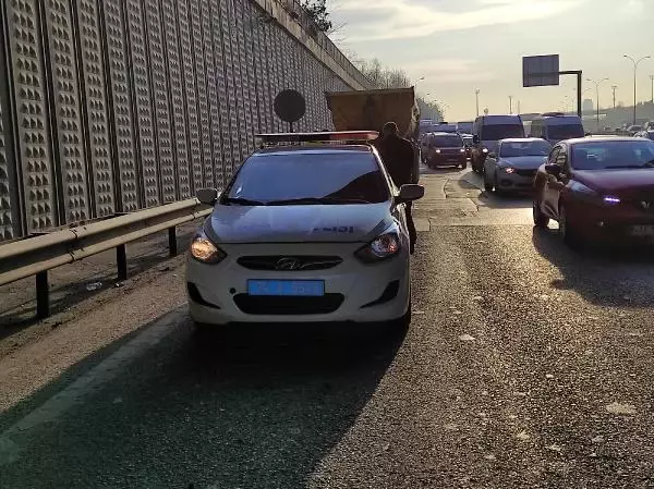 Sarıyer TEM yan yolda bırakılan dorse, trafikte yoğunluğa neden oluyor Sarıyer TEM yan yolda bırakılan dorse, trafikte yoğunluğa neden oluyor