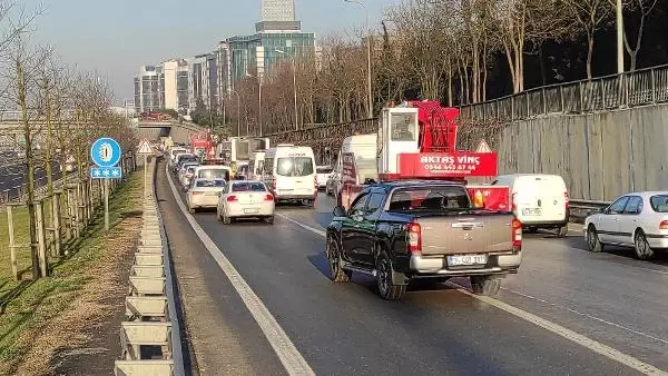 Sarıyer TEM yan yolda bırakılan dorse, trafikte yoğunluğa neden oluyor Sarıyer TEM yan yolda bırakılan dorse, trafikte yoğunluğa neden oluyor