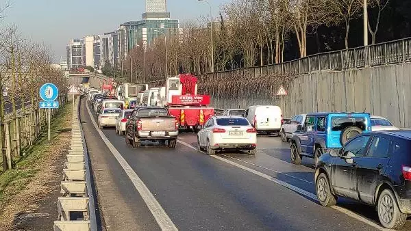 Sarıyer TEM yan yolda bırakılan dorse, trafikte yoğunluğa neden oluyor Sarıyer TEM yan yolda bırakılan dorse, trafikte yoğunluğa neden oluyor