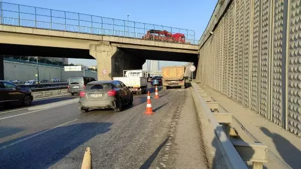 Sarıyer TEM yan yolda bırakılan dorse, trafikte yoğunluğa neden oluyor Sarıyer TEM yan yolda bırakılan dorse, trafikte yoğunluğa neden oluyor