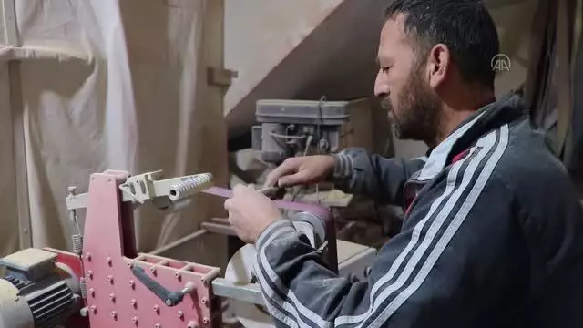 Tarih dizilerinden etkilenen bıçak ustası hediyelik savaş aleti yapımına yöneldi Tarih dizilerinden etkilenen bıçak ustası hediyelik savaş aleti yapımına yöneldi