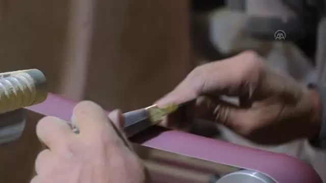Tarih dizilerinden etkilenen bıçak ustası hediyelik savaş aleti yapımına yöneldi Tarih dizilerinden etkilenen bıçak ustası hediyelik savaş aleti yapımına yöneldi