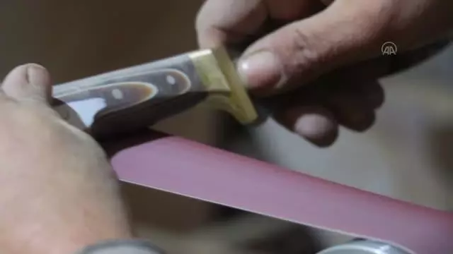 Tarih dizilerinden etkilenen bıçak ustası hediyelik savaş aleti yapımına yöneldi Tarih dizilerinden etkilenen bıçak ustası hediyelik savaş aleti yapımına yöneldi