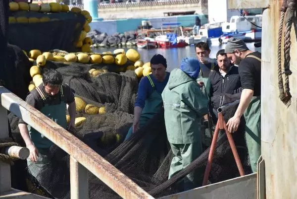 Tekirdağ'da deniz salyası, balıkçılara geçit vermedi Tekirdağ'da deniz salyası, balıkçılara geçit vermedi