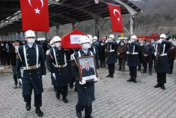 Son dakika... Tekne faciasında yaşamını yitiren teğmen toprağa verildi Son dakika... Tekne faciasında yaşamını yitiren teğmen toprağa verildi