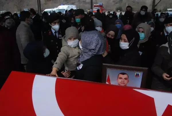 Son dakika... Tekne faciasında yaşamını yitiren teğmen toprağa verildi Son dakika... Tekne faciasında yaşamını yitiren teğmen toprağa verildi