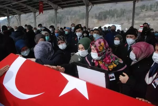Son dakika... Tekne faciasında yaşamını yitiren teğmen toprağa verildi Son dakika... Tekne faciasında yaşamını yitiren teğmen toprağa verildi