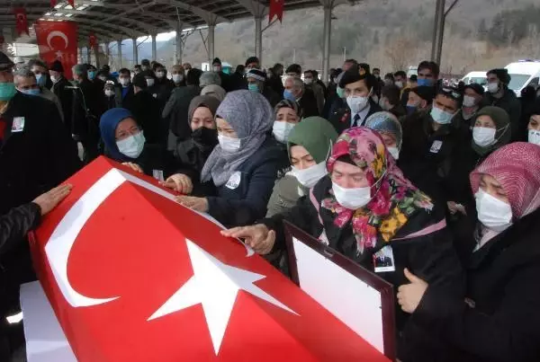 Son dakika... Tekne faciasında yaşamını yitiren teğmen toprağa verildi Son dakika... Tekne faciasında yaşamını yitiren teğmen toprağa verildi