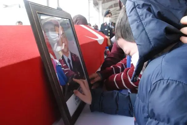 Son dakika... Tekne faciasında yaşamını yitiren teğmen toprağa verildi Son dakika... Tekne faciasında yaşamını yitiren teğmen toprağa verildi