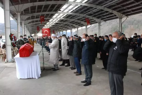 Son dakika... Tekne faciasında yaşamını yitiren teğmen toprağa verildi Son dakika... Tekne faciasında yaşamını yitiren teğmen toprağa verildi