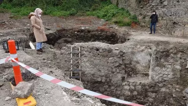 Otopark kazısında 2000 bin yıllık tarihi yapılar keşfedildi Otopark kazısında 2000 bin yıllık tarihi yapılar keşfedildi