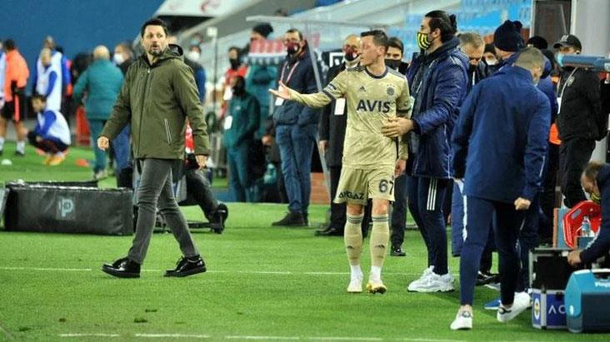 Trabzonspor maçında oyundan alınan Mesut Özil, saha kenarına geldiğinde Erol Bulut'un yüzüne bakmadı
