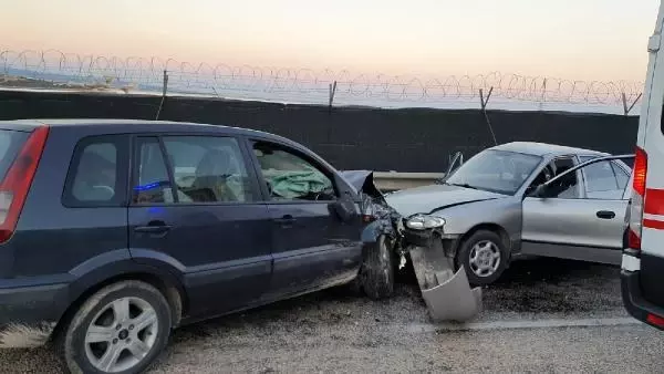 Virajda kontrolden çıkan otomobil karşı şeride geçti: 2 yaralı Virajda kontrolden çıkan otomobil karşı şeride geçti: 2 yaralı