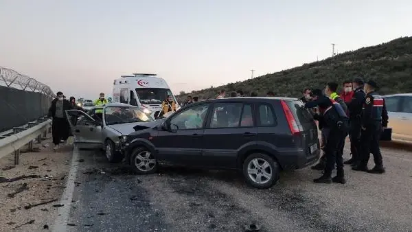 Virajda kontrolden çıkan otomobil karşı şeride geçti: 2 yaralı Virajda kontrolden çıkan otomobil karşı şeride geçti: 2 yaralı