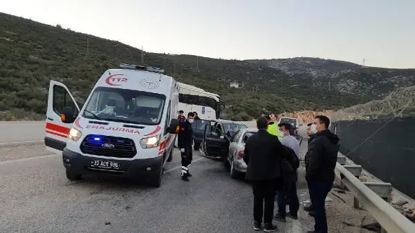 Virajda kontrolden çıkan otomobil karşı şeride geçti: 2 yaralı Virajda kontrolden çıkan otomobil karşı şeride geçti: 2 yaralı