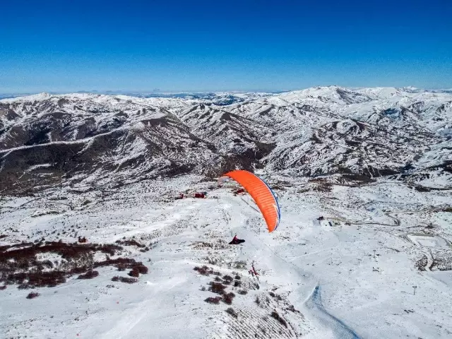 Yıldız Dağı, yamaç paraşütçülerine ev sahipliği yaptı Yıldız Dağı, yamaç paraşütçülerine ev sahipliği yaptı