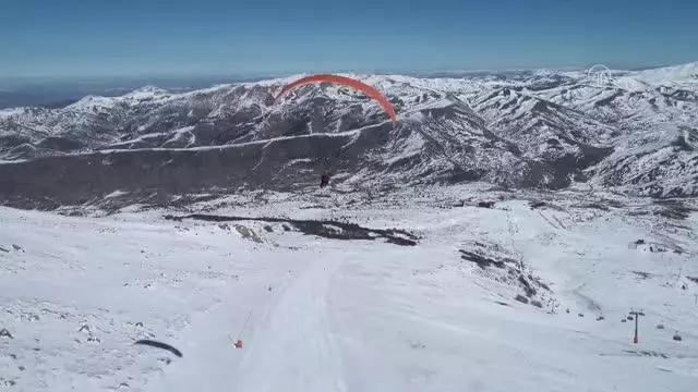 Yıldız Dağı, yamaç paraşütçülerine ev sahipliği yaptı Yıldız Dağı, yamaç paraşütçülerine ev sahipliği yaptı
