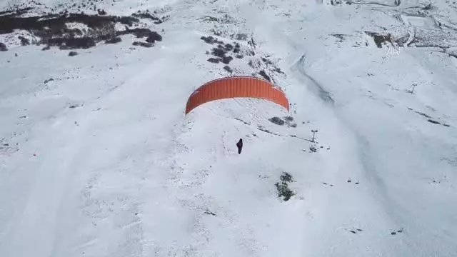 Yıldız Dağı, yamaç paraşütçülerine ev sahipliği yaptı Yıldız Dağı, yamaç paraşütçülerine ev sahipliği yaptı