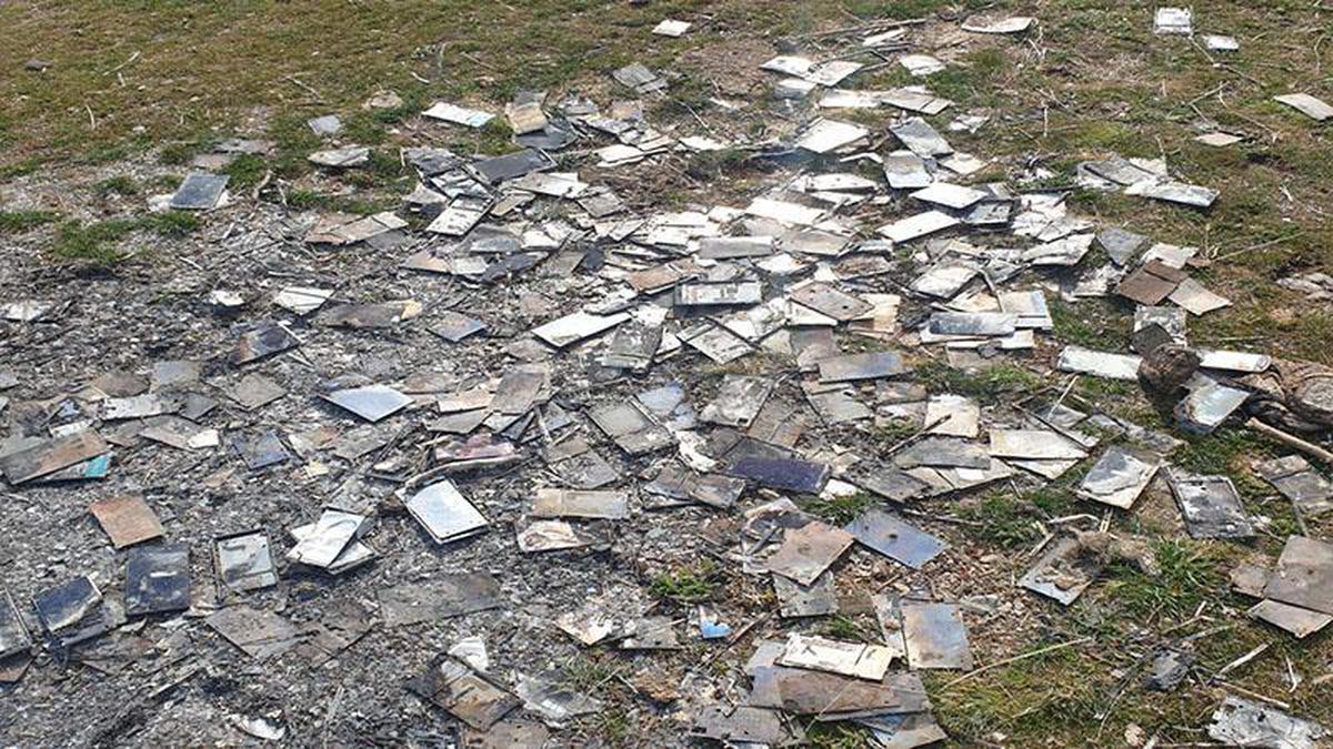 400 akıllı telefon yakılmış halde bulundu! FETÖ iddiası Emniyet'i harekete geçirdi