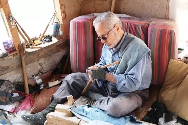 60 yıldır tahta kaşık yapıyor 60 yıldır tahta kaşık yapıyor
