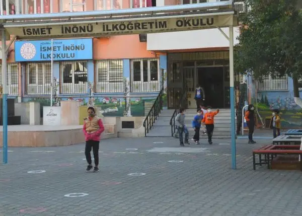 Adana'da okul öncesi, ilkokul, 8'inci ve 12'nci sınıflar için yüz yüze eğitim başladı Adana'da okul öncesi, ilkokul, 8'inci ve 12'nci sınıflar için yüz yüze eğitim başladı