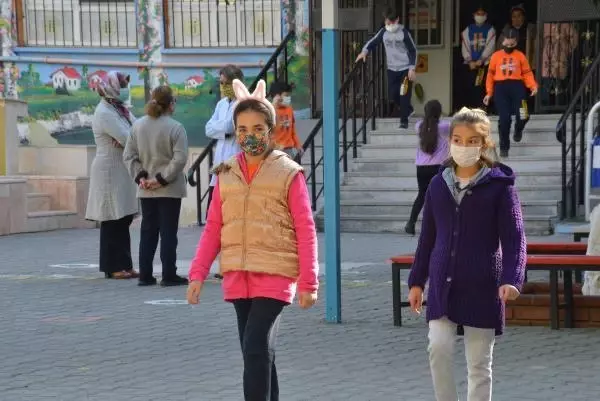 Adana'da okul öncesi, ilkokul, 8'inci ve 12'nci sınıflar için yüz yüze eğitim başladı Adana'da okul öncesi, ilkokul, 8'inci ve 12'nci sınıflar için yüz yüze eğitim başladı