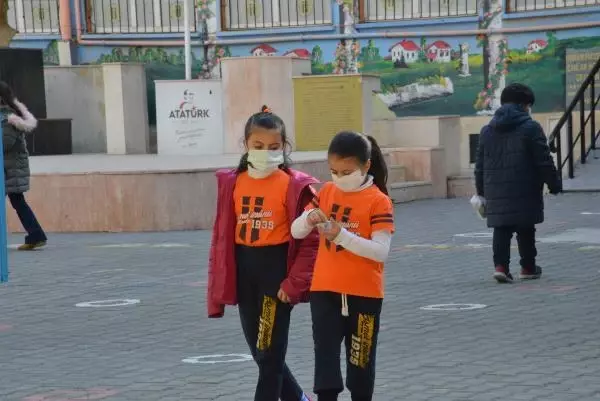 Adana'da okul öncesi, ilkokul, 8'inci ve 12'nci sınıflar için yüz yüze eğitim başladı Adana'da okul öncesi, ilkokul, 8'inci ve 12'nci sınıflar için yüz yüze eğitim başladı