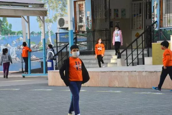 Adana'da okul öncesi, ilkokul, 8'inci ve 12'nci sınıflar için yüz yüze eğitim başladı Adana'da okul öncesi, ilkokul, 8'inci ve 12'nci sınıflar için yüz yüze eğitim başladı