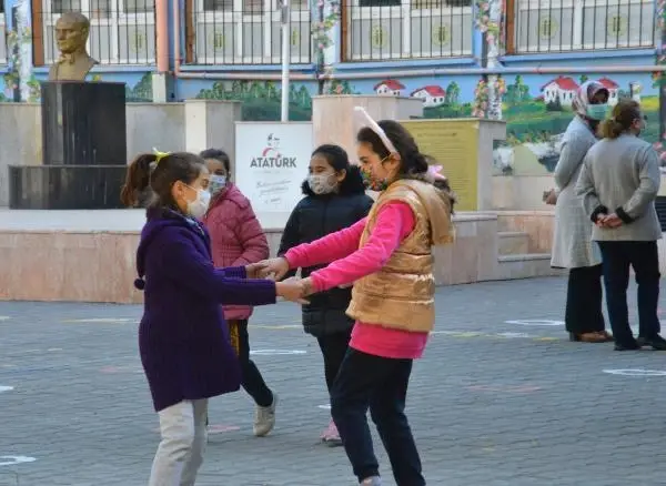 Adana'da okul öncesi, ilkokul, 8'inci ve 12'nci sınıflar için yüz yüze eğitim başladı Adana'da okul öncesi, ilkokul, 8'inci ve 12'nci sınıflar için yüz yüze eğitim başladı