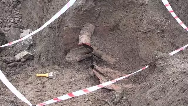 Altyapı çalışması sırasında tarihi olduğu değerlendirilen kiremitlere rastlandı Altyapı çalışması sırasında tarihi olduğu değerlendirilen kiremitlere rastlandı