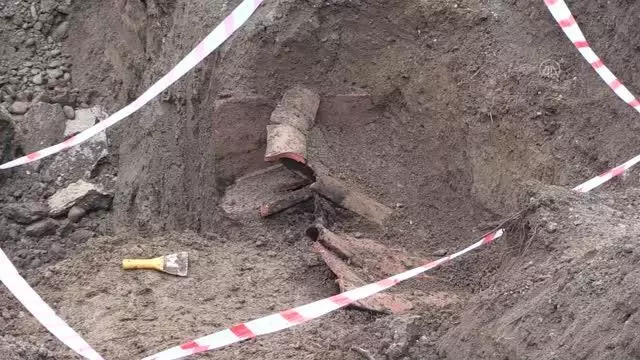 Altyapı çalışması sırasında tarihi olduğu değerlendirilen kiremitlere rastlandı Altyapı çalışması sırasında tarihi olduğu değerlendirilen kiremitlere rastlandı