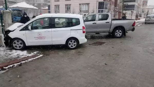 Son dakika haberi... Aşı çalışması yapan sağlık görevlileri kaza yaptı; 4 yaralı Son dakika haberi... Aşı çalışması yapan sağlık görevlileri kaza yaptı; 4 yaralı