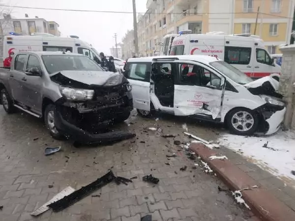 Son dakika haberi... Aşı çalışması yapan sağlık görevlileri kaza yaptı; 4 yaralı Son dakika haberi... Aşı çalışması yapan sağlık görevlileri kaza yaptı; 4 yaralı