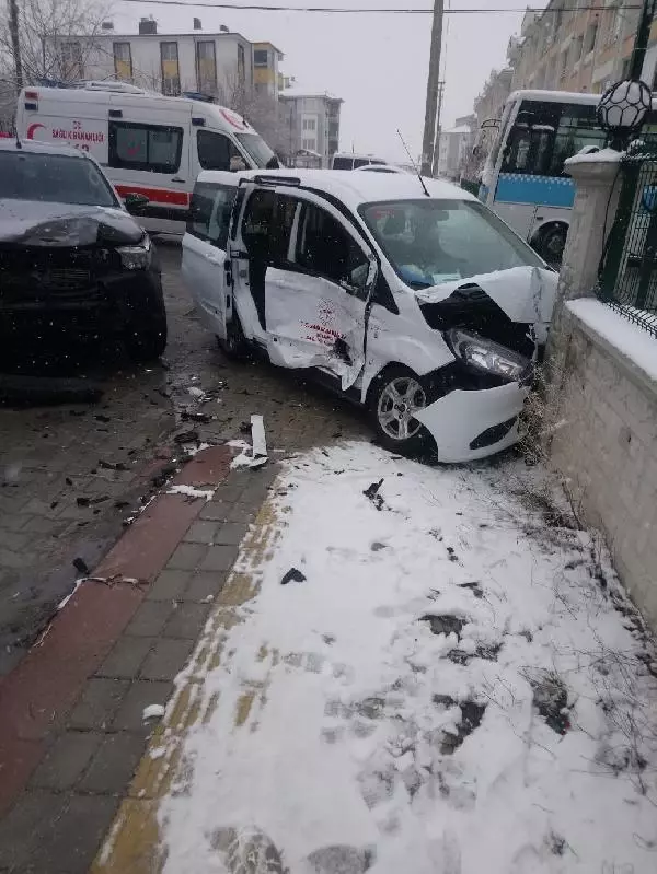Son dakika haberi... Aşı çalışması yapan sağlık görevlileri kaza yaptı; 4 yaralı Son dakika haberi... Aşı çalışması yapan sağlık görevlileri kaza yaptı; 4 yaralı