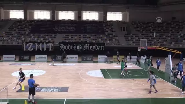 Avrupa'ya veda eden İzmit Belediyespor, lige döndü Avrupa'ya veda eden İzmit Belediyespor, lige döndü
